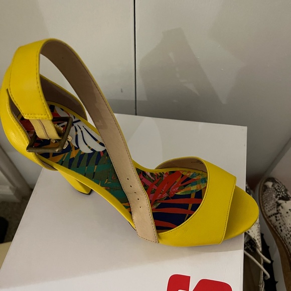 Yellow 5 in platform heels - Picture 3 of 4